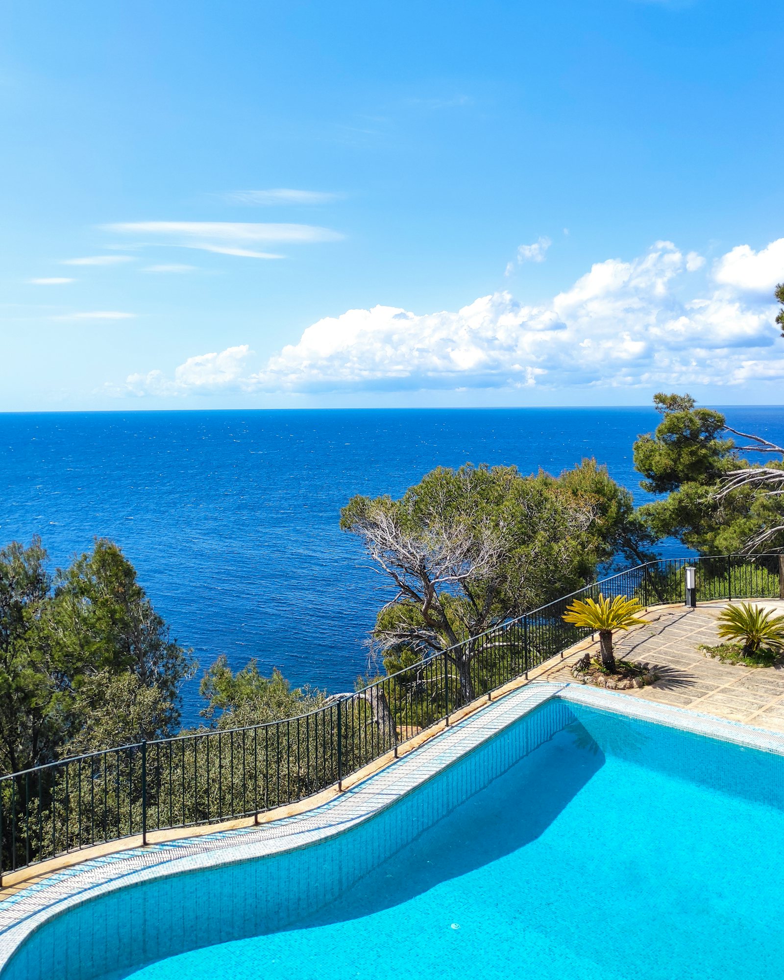 Bright turquoise pool overlooking the Mediterranean Sea, representing Marea Poolservice